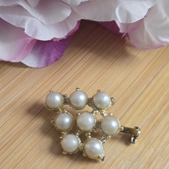 Jewelry - Vintage Gold Pearl Brooch - Unsigned